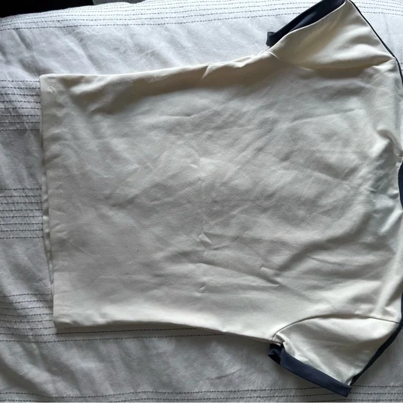 Lioness Blue and White heavier weight stretchy tee. - Picture 4 of 4